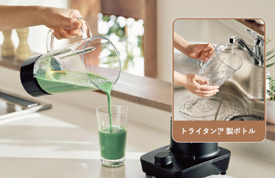 トライタンを使ったボトルでコップにスムージーをそそぐ様子