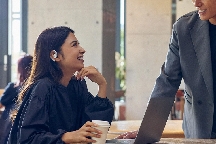 イヤホン装着時の会話イメージ